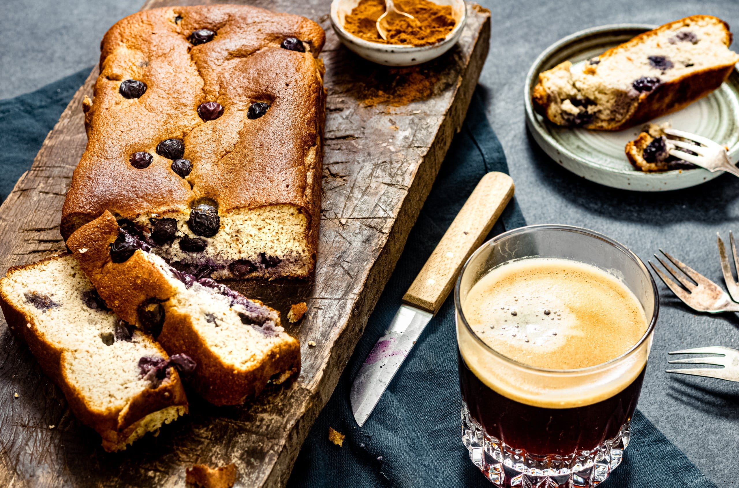 Gezond banenbrood met blauwe bessen