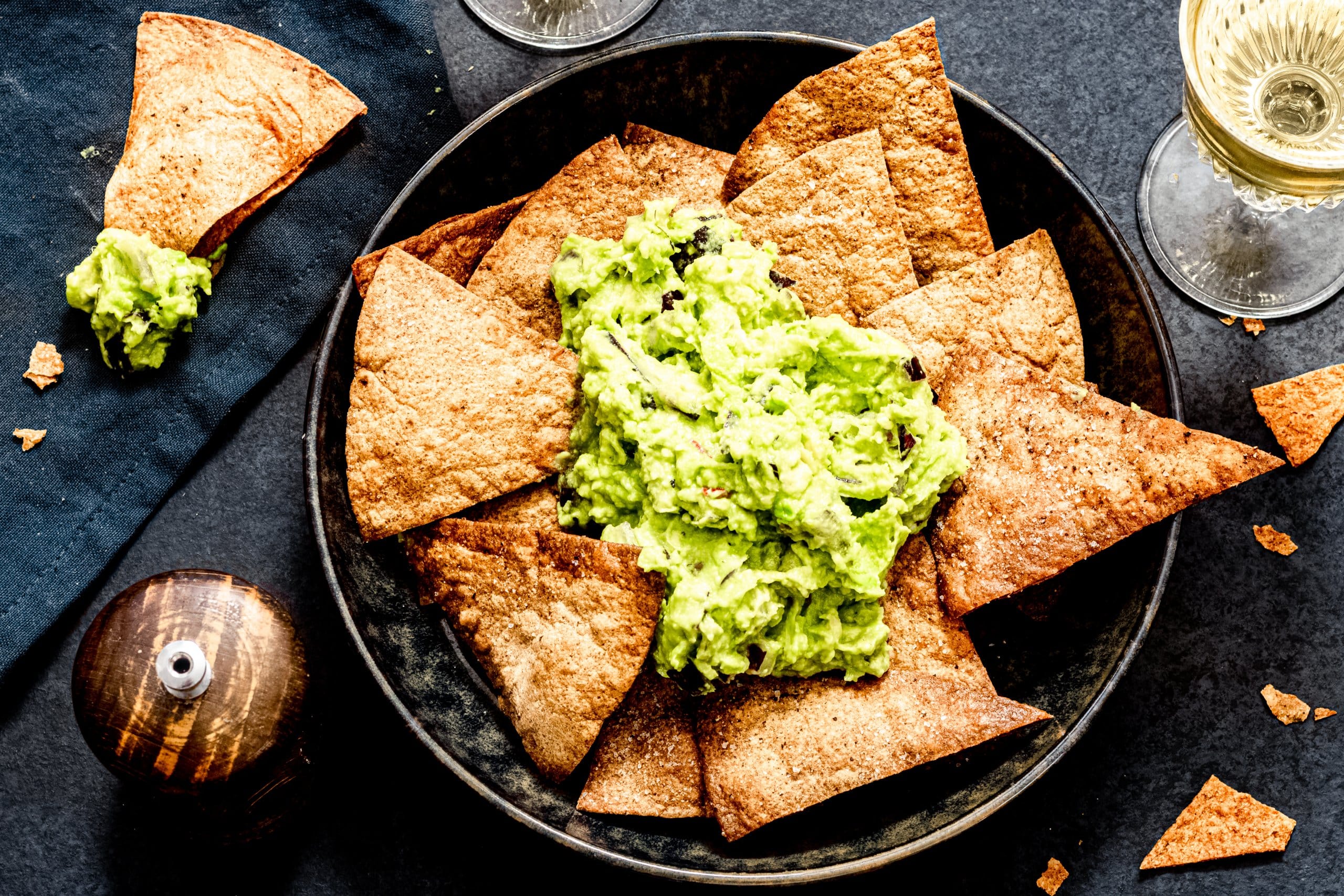 Guacamole met gezonde tortilla chips