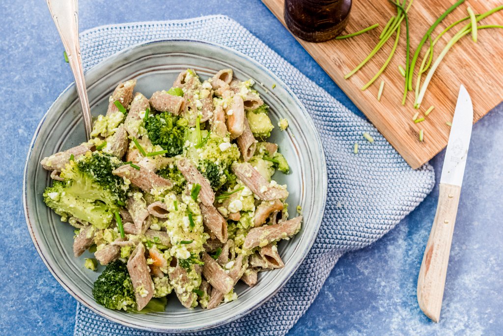 pastasalade met kip en avocado