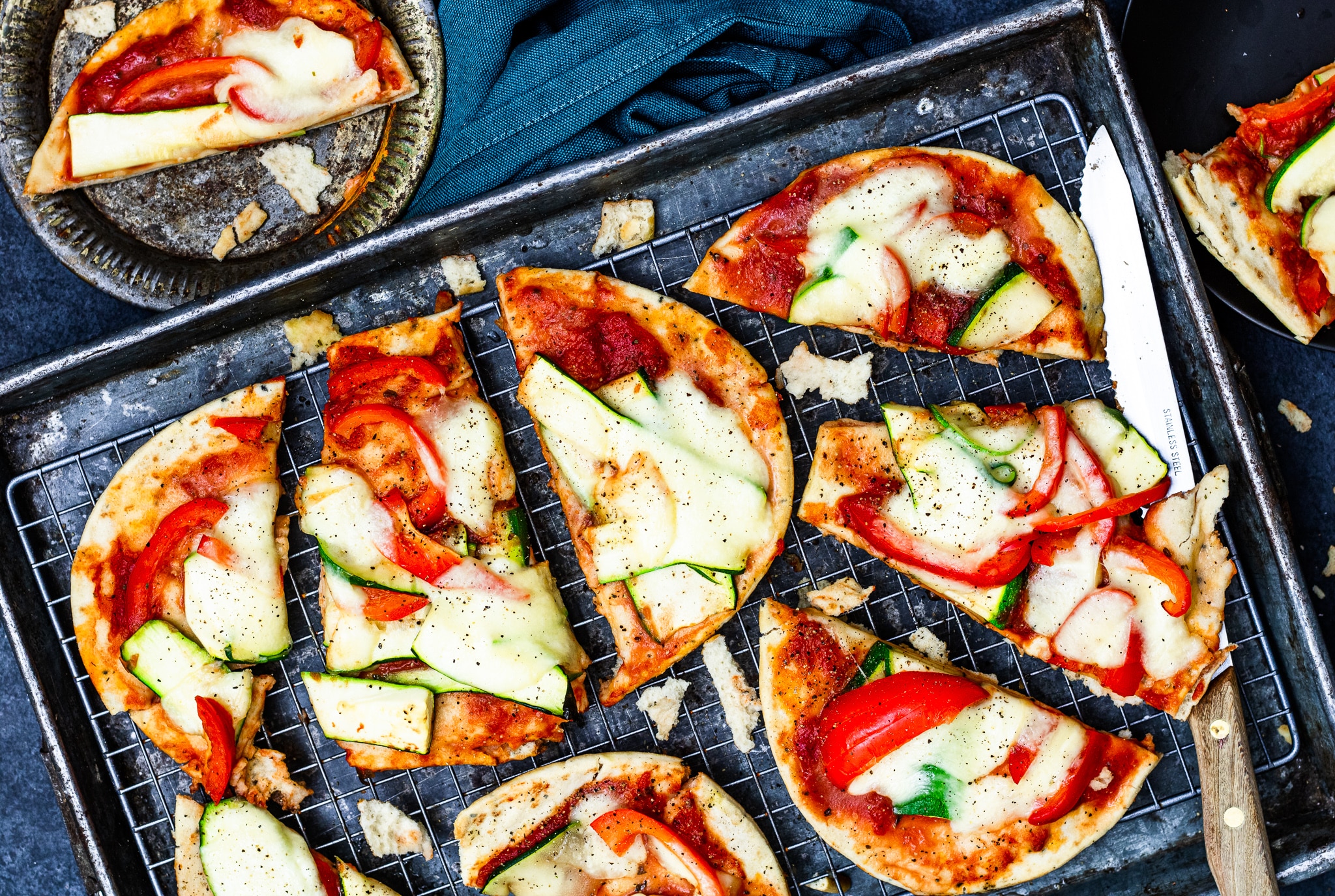 Naanbroodpizza met gegrilde groenten