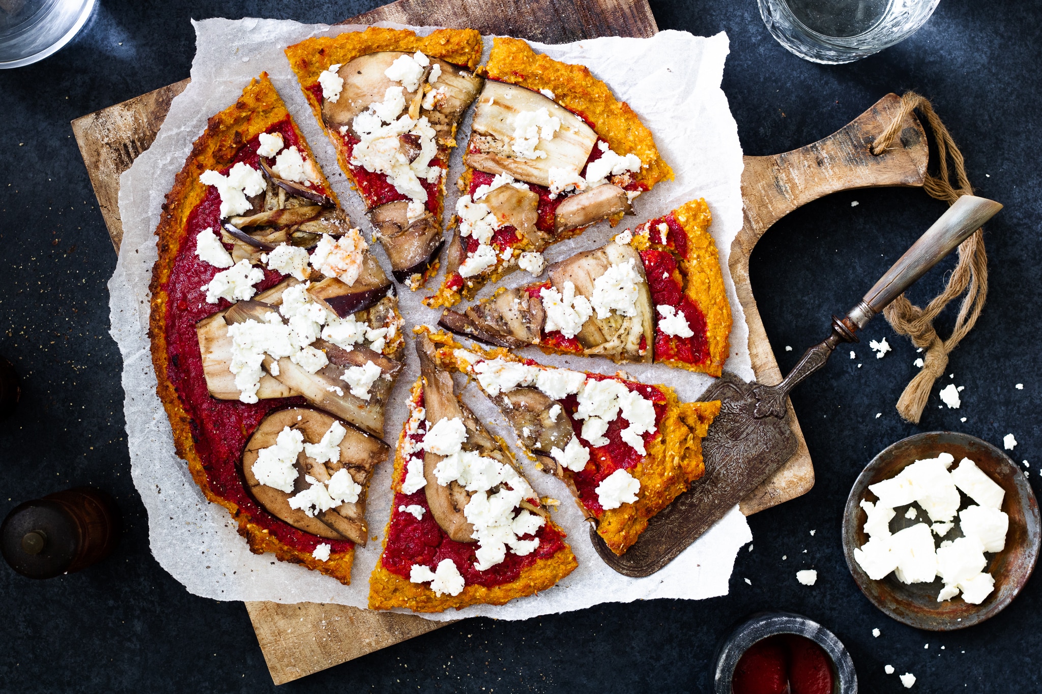 Zoete aardappelpizza met aubergine