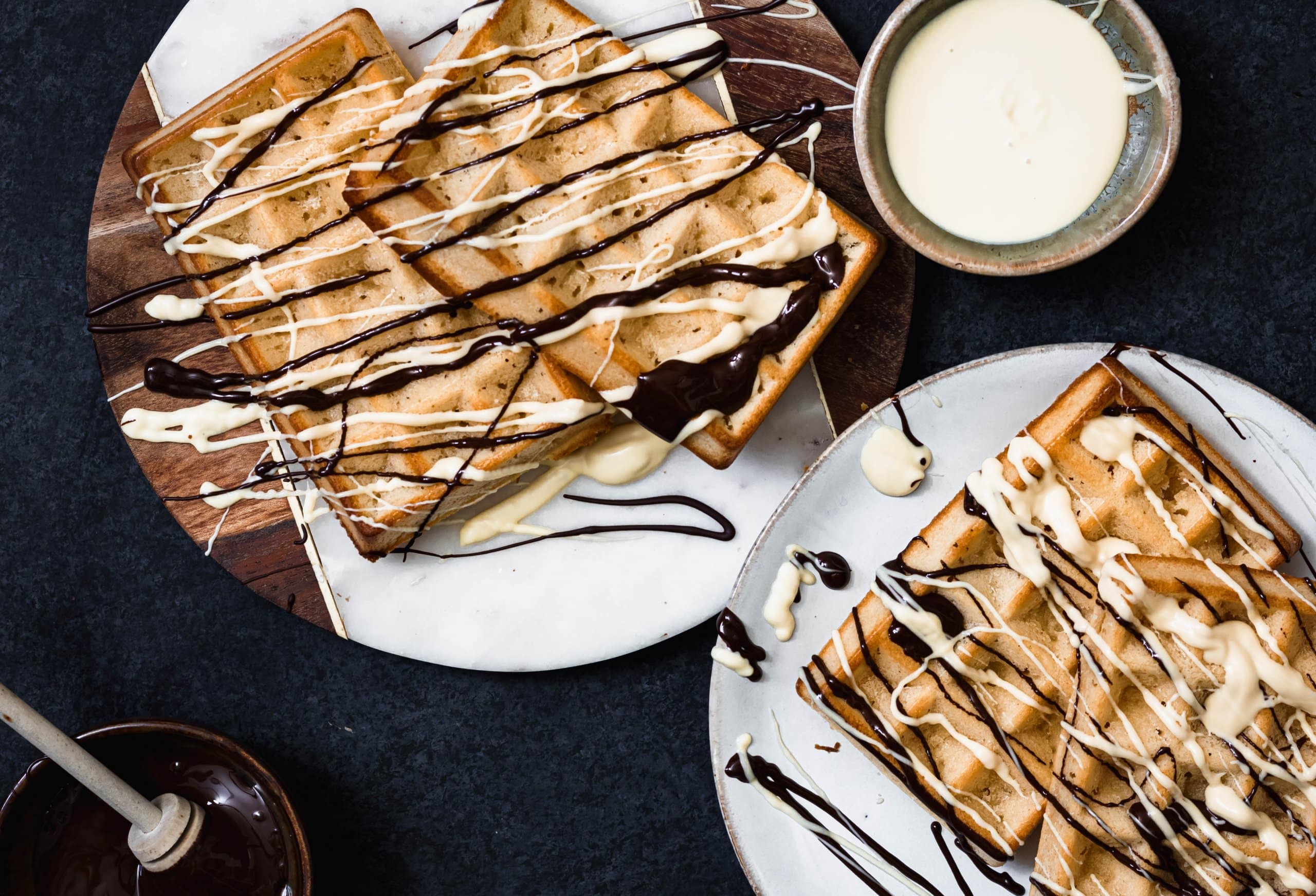 Klassieke wafels met chocolade drizzle