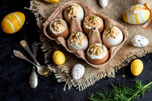 Gevuld ei met zalmsalade