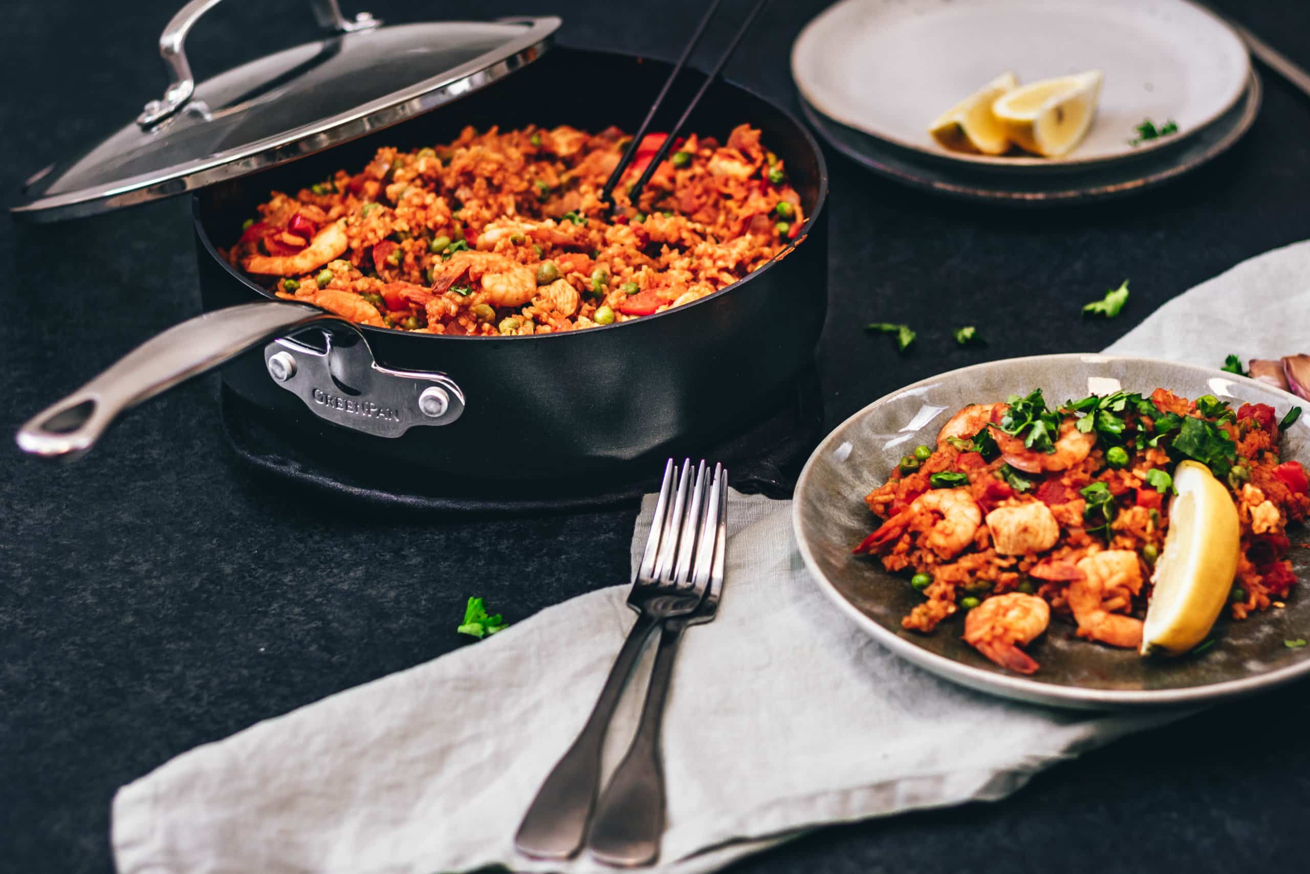 One pot paella met kip en garnalen