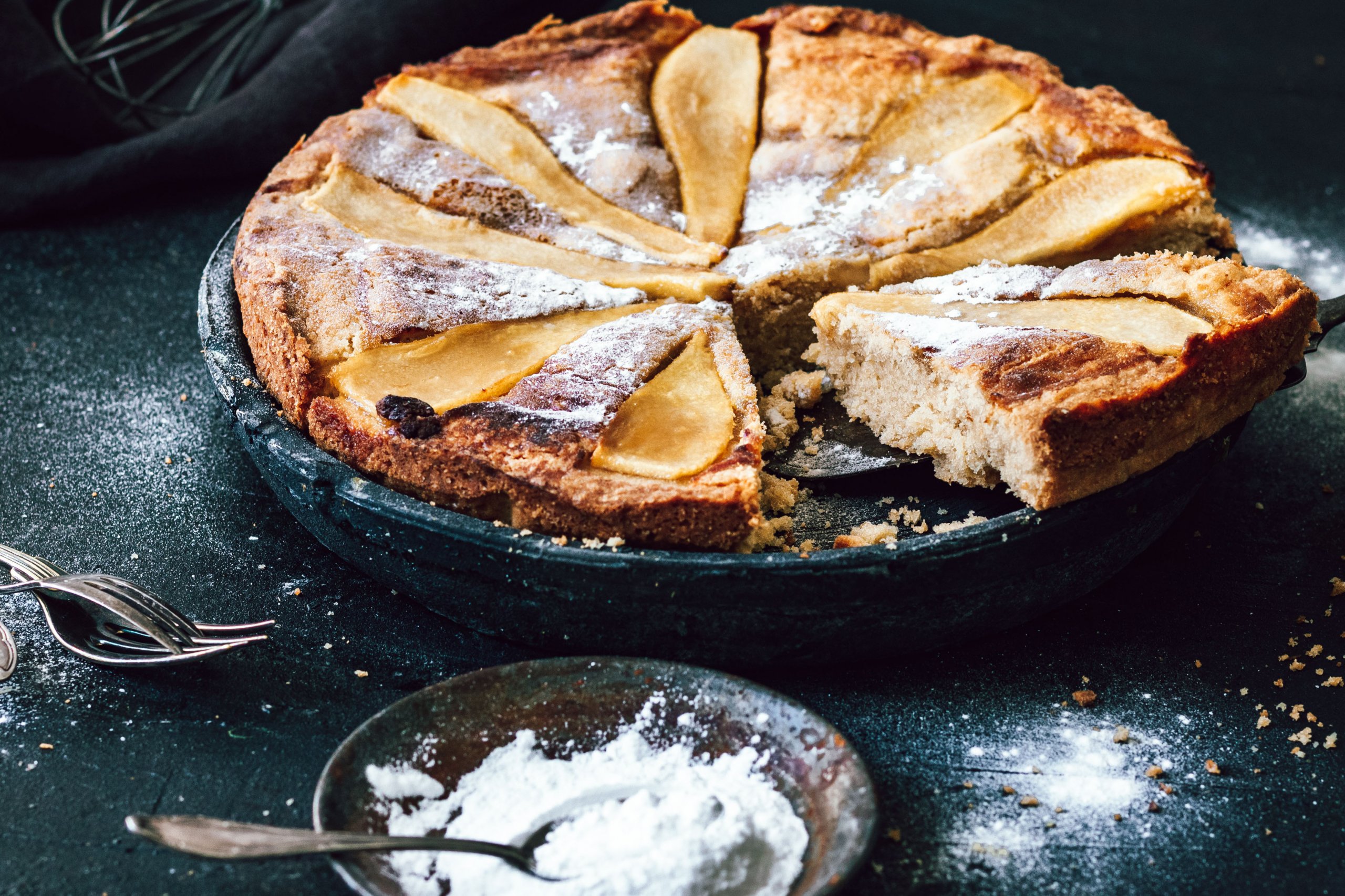 Boterkoek met gekarameliseerde peer