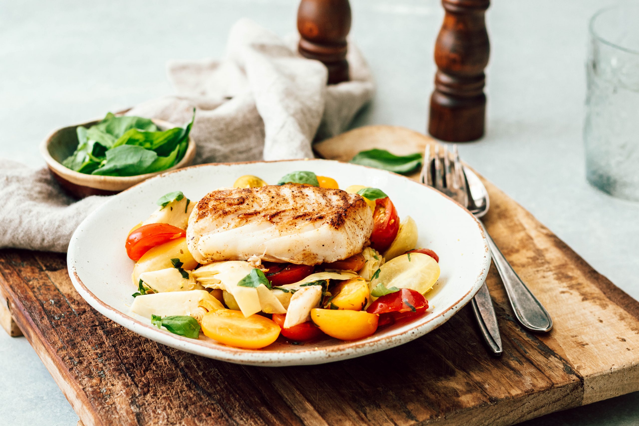 Tomatensalade met artisjok en gebakken kabeljauw