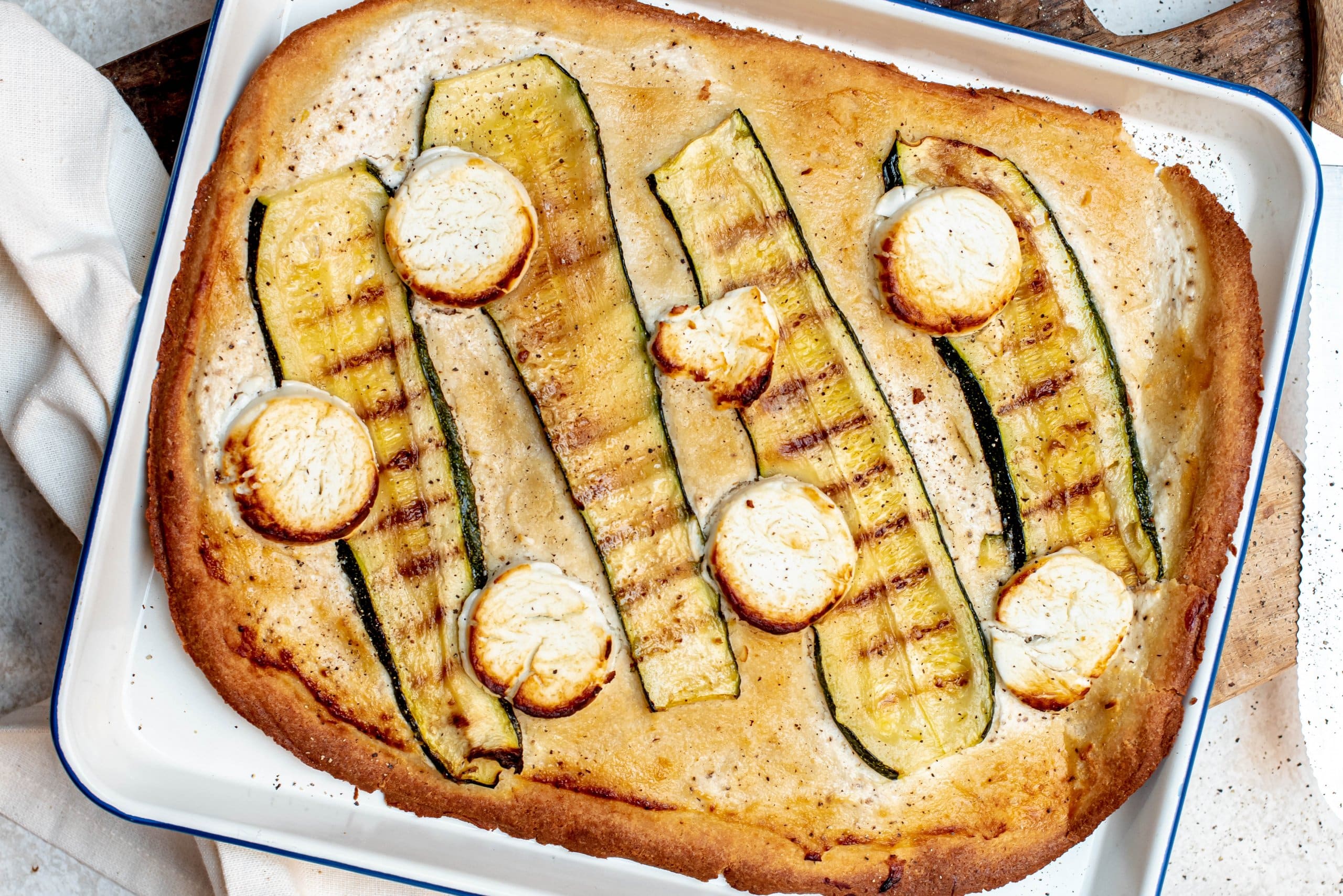 Amandelplaattaart met courgette en geitenkaas