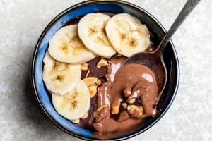 Gezondere smoothiebowl met krokante chocolade