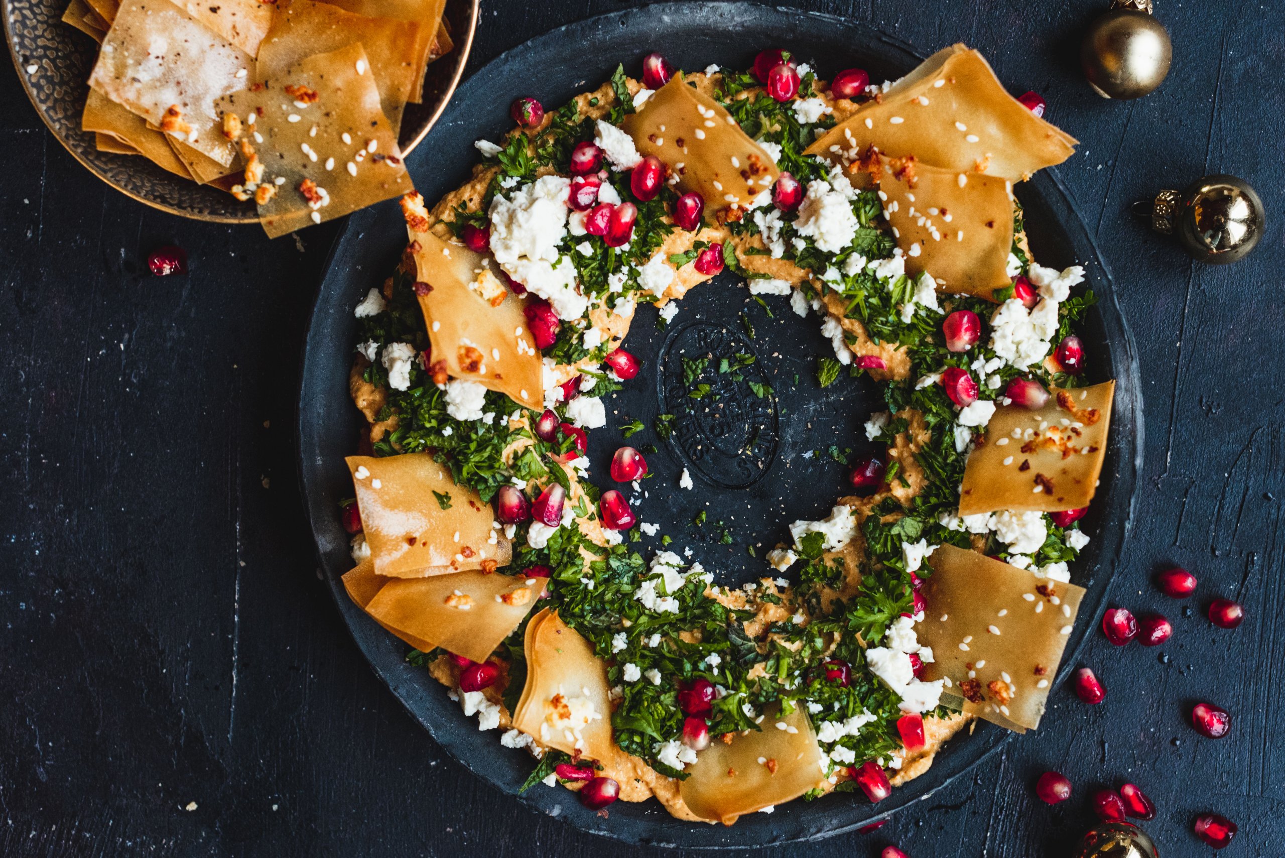 Hummus krans met filodeeg crackers