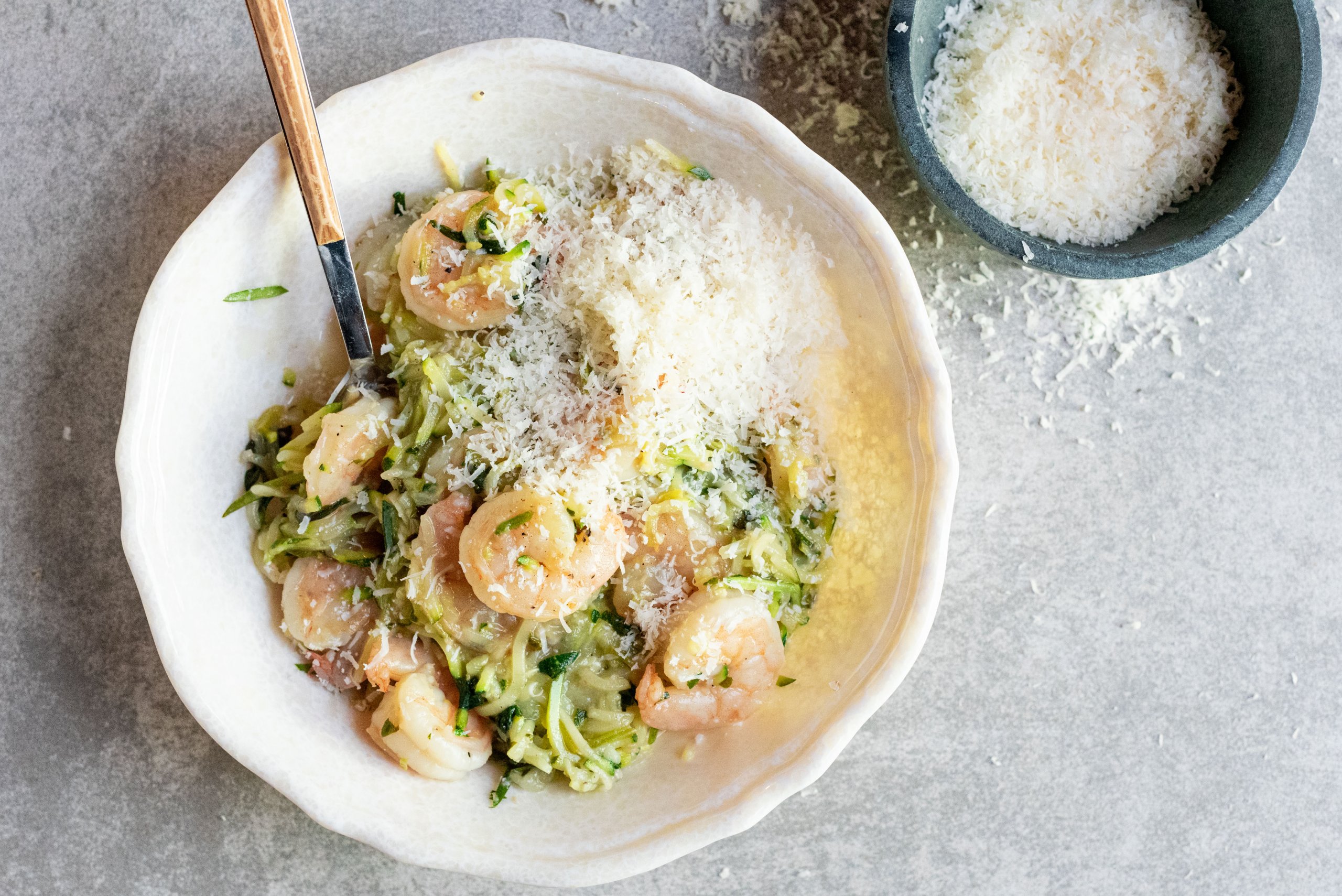 Courgetti met knoflookgarnalen met 6 ingrediënten