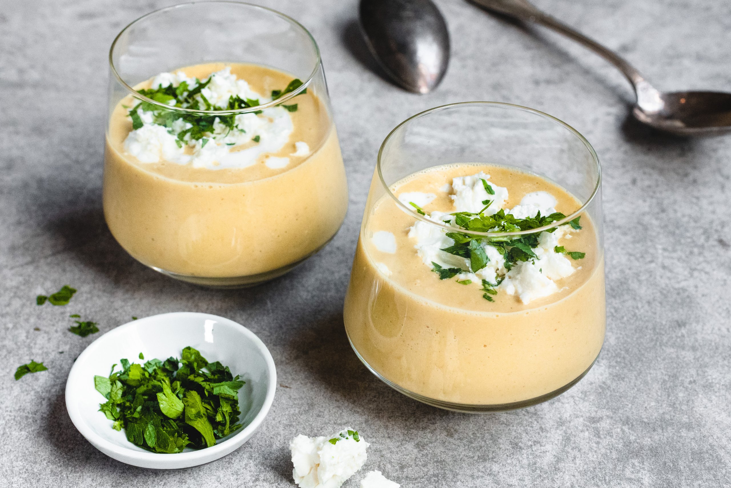 Gezonde gele gazpacho met 6 ingrediënten