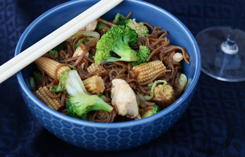 Goede Sobanoedels met kip, broccoli en Chinese kool - Chickslovefood HV-95