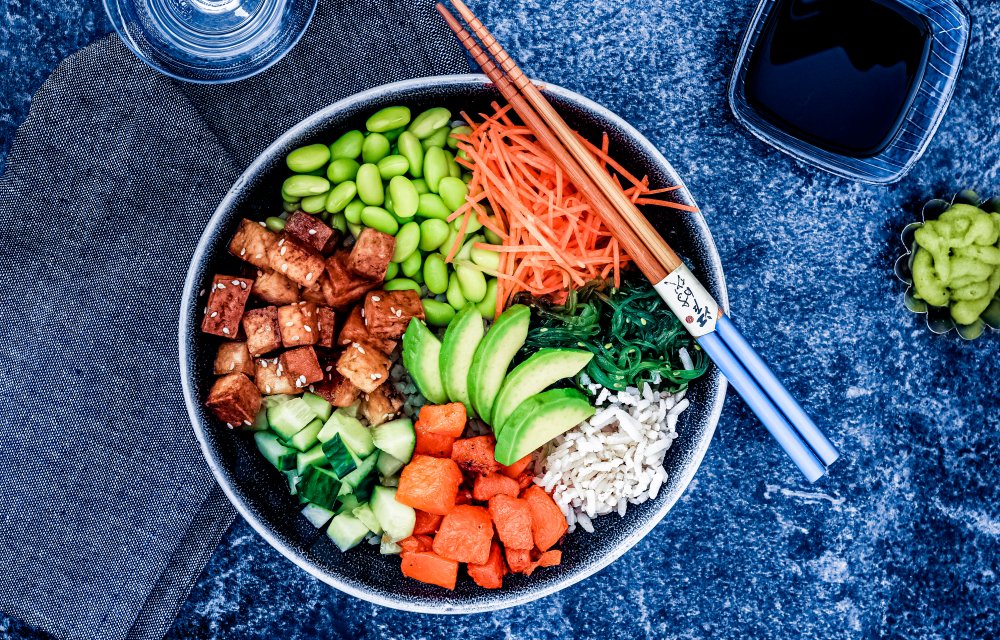 Een vega poké bowl is uitermate geschikt als gezonde lunch