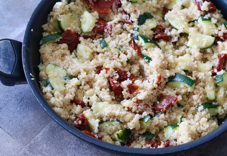 quinoa, courgette zongedroogde tomaatjes CHICKSLOVEFOOD