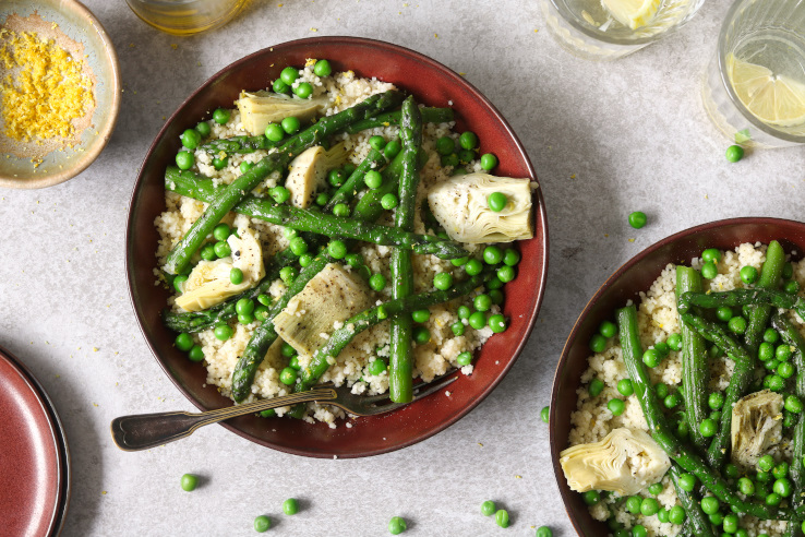 Deze koolhydraatarme en gezonde lunch van couscous en groene groenten staat snel op tafel. 