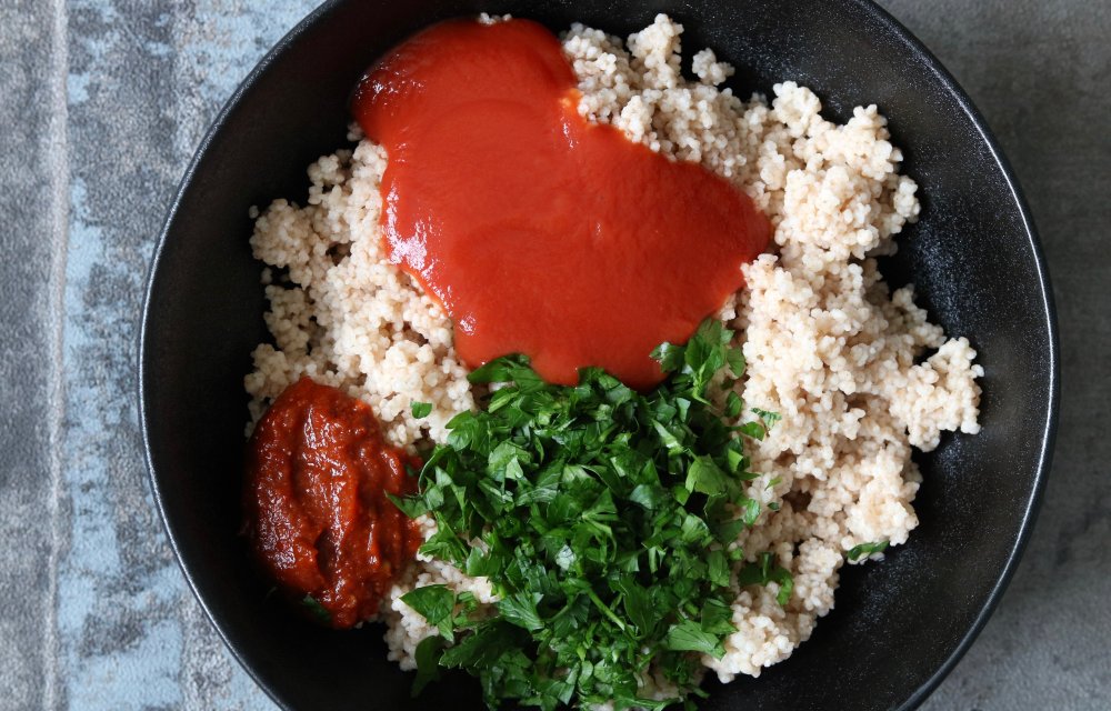https://chickslovefood.com/wp-content/uploads/2018/09/Tomaten-couscous-chickslovefood.jpg