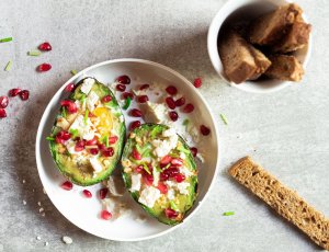 Gevulde avocado's uit het Healthy maart digitaal meal plan