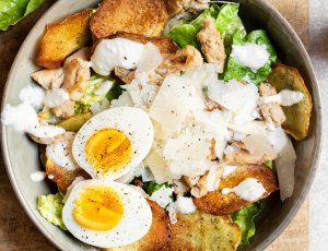 Gezonde vegetarische Caesar salad bowl met 6 ingredienten