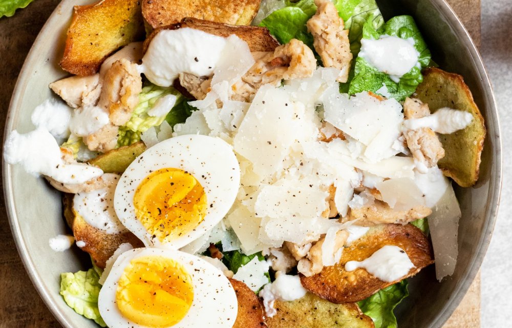 Gezonde vegetarische Caesar salad bowl met 6 ingrediënten